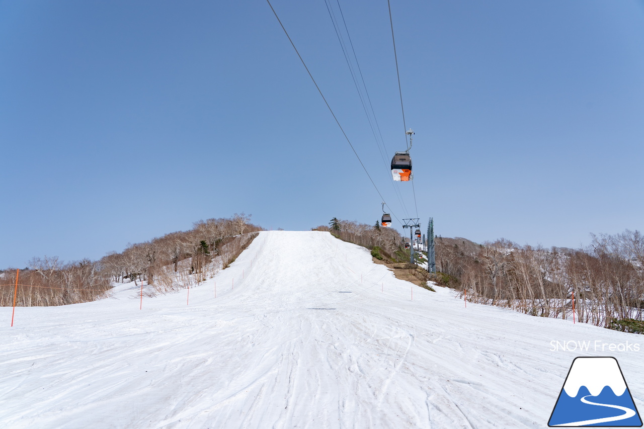 キロロリゾート｜初夏の陽気に耐えて、何とかGWまで持ってくれたキロロの雪…。さぁ、キロロゴンドラに乗って、山頂から山麓まで続く全長4,000ｍ超のロングランを楽しみましょう！